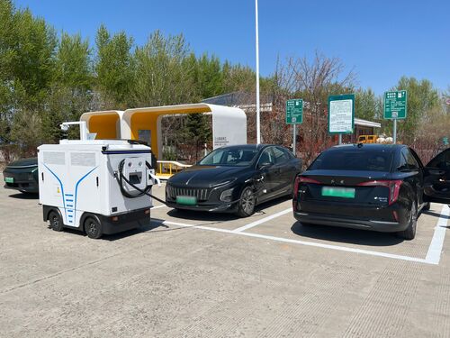 Últimos blogs de la empresa sobre Solución de carga inteligente para autopistas entregada | El robot de carga móvil de Door impulsa los viajes de vacaciones